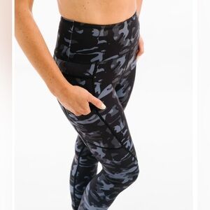 Zyia Black Camo Pocket Light n Tight Hi-Rise Capri 20”